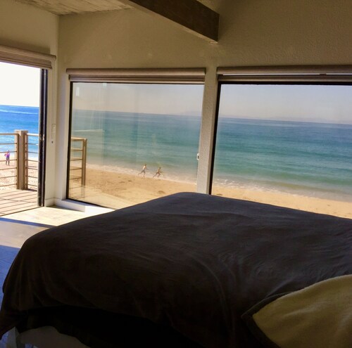 ***oceanfront home..sand at your feet... front row beauty sleeps 8!*** - Ventura