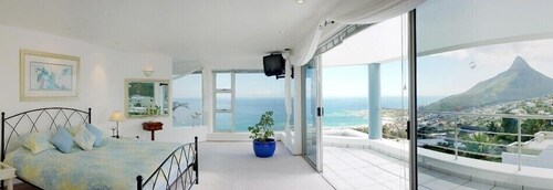 Private villa 360 views, pool, jacuzzi, games room, ultimate mountain & sea view - Camps Bay