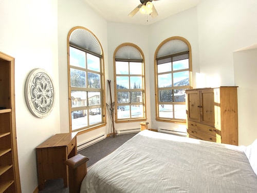 Beautiful 4 bedroom townhouse close to village.  crystal forest #41 - Sun Peaks