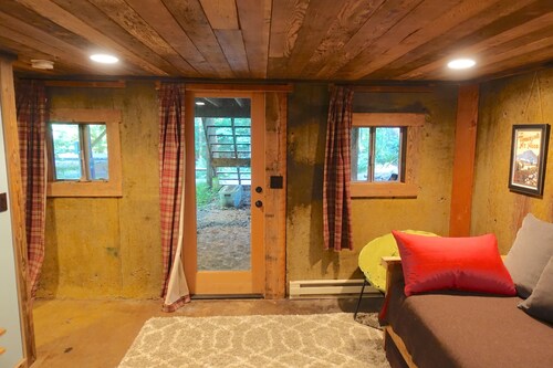 Restored romantic streamside cabin, hot tub, free wi-fi - Oregon