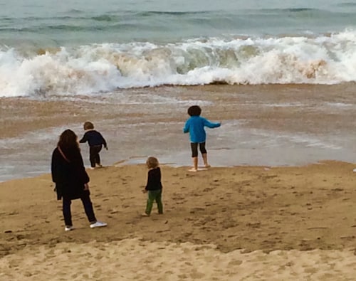 France au bord de la mer: vacances sur une plage de sable à st jean de luz - Ciboure