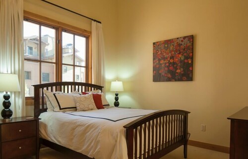 *****5-star craftsman style home - contemporary decor, open & sunny floor plan - Sun Valley