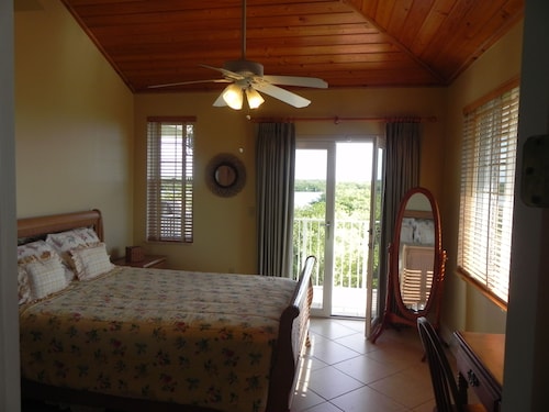 Luxury home, waterfront, 5 mins from ocean, 80ft dock, hot tub, gourmet kitchent - Key Largo