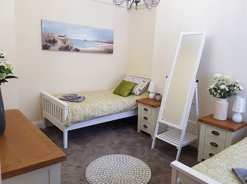 Water's edge - sea front self catering apartment in the heart of swanage - Dorset