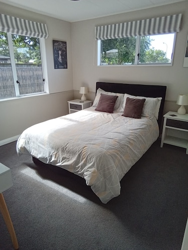 3 bdm pet friendly home in quiet street.no extra charge for linen or pets. - Clive