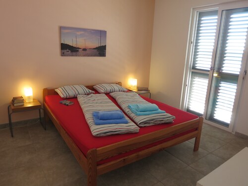 Top apartment for 6 p., south. location, oceanfront, boat mooring, bike hit! - Korčula