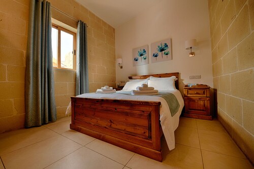 Gozo inn cittadella sleeps 9 with private pool, and garden - Malta