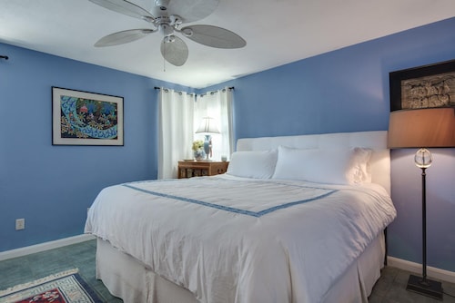 Lido beach and st. armand's circle at your footsteps. ask about the guest house! - Sarasota