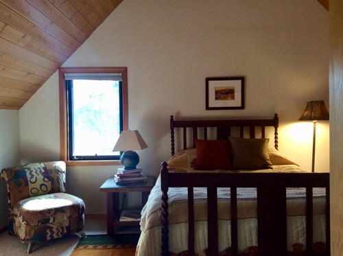 Monthly rental offering privacy and views near ashland plaza. - Ashland, OR