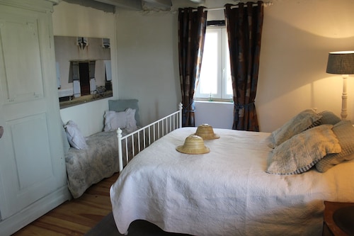La dependance est une spacieuse maison de vacances indépendante pour 6 personnes - Puy-de-Dôme