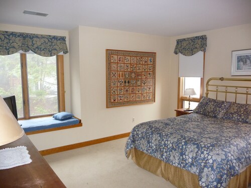2 bdrm condo - mountain views, great for skiing & pet friendly - Wintergreen