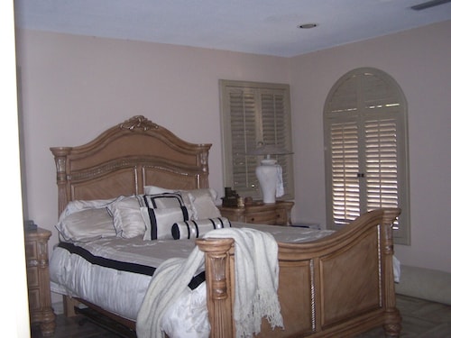 4/4 executive pool home on golf course, split bedroom , with basket ball hoop - Plantation, FL