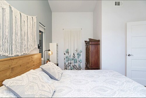 House on a hill w/ gorgeous views! comfy king bed, full kitchen, wifi - San Diego, CA