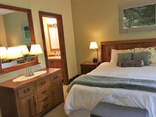 End unit on the mountain w/ pool & free shuttle. no hst!  10 min walk to village - Mont-Tremblant