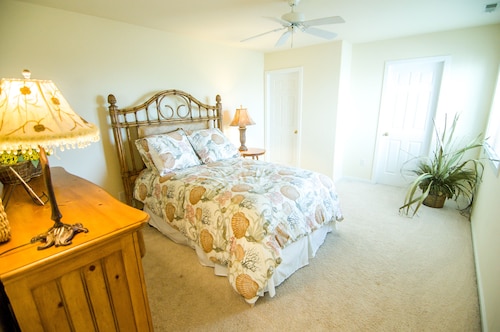 Luxury bayfront-1/4 blk to ocean; pool; memorial day weekend special - Bethany Beach