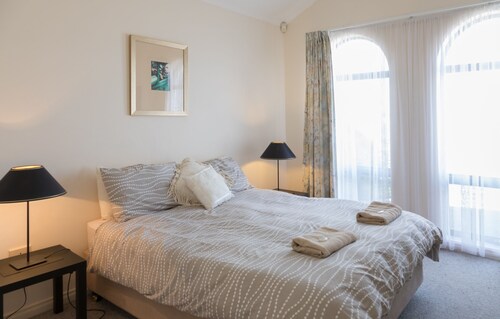 Lovely 3 bedroom single storey villa located in lincoln cove marina port lincoln - Port Lincoln