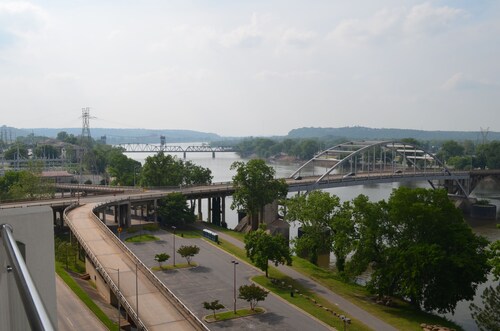 Luxury 5 star condo on the river! walking distance to everything downtown! - North Little Rock