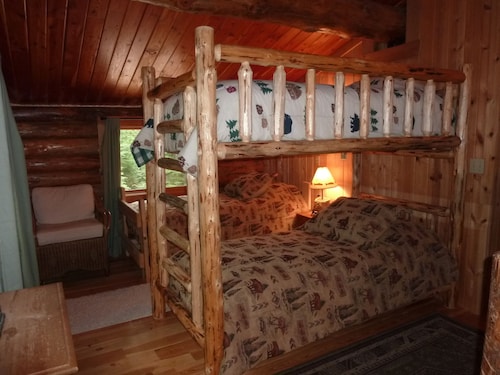 Lovely log cabin with a hot tub.  peaceful & private.  4.5 miles from downtown - Sandpoint