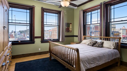 Exquisite comfort for family and friends in the heart of downtown viroqua. - Viroqua