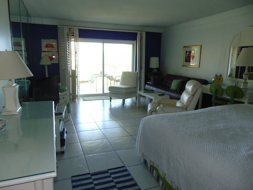 Ocean views + affordable rates! a nice hideaway!  30+ nights is a 15% discount! - Vero Beach