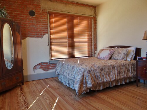 3 bed/2 bath downtown bryan loft, game day shuttle, 10 mins to college station - College Station