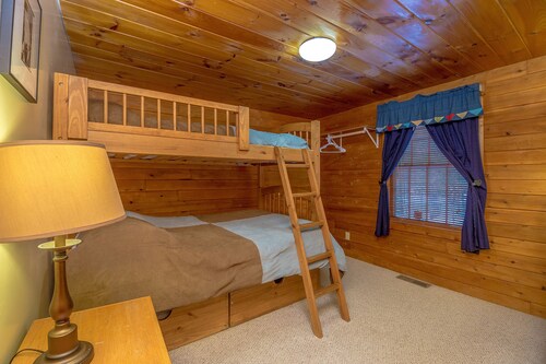 Luxury log home, near story land, super clean, views, pool in/out & fitness. - New Hampshire (State)