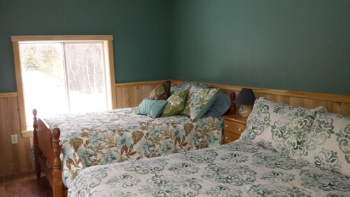 Large 5 bedroom lake home, sleeps 12 - Quebec