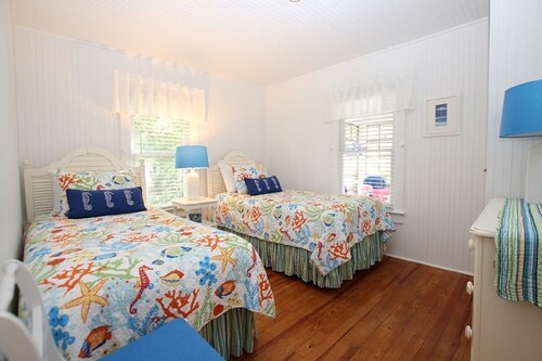 Oak cottage ~ half block to the beach ~ 4 bedrooms ~ sleeps 10 ~ porch and patio - Dewey Beach