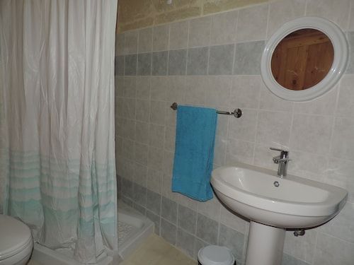 Chambre double avec salle de bain privée et accès à la piscine - Malte