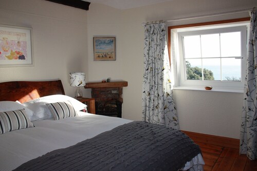 Lovely cottage with magnificent sea views, minutes from beaches & coastal path - Isle of Wight