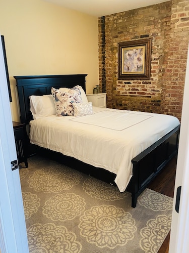 Exquisite loft with downtown hendersonville at your foot steps! - Hendersonville, NC