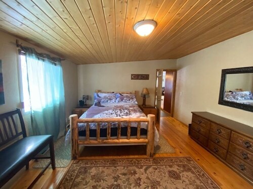 Cozy getaway in town! enjoy rock creek flowing just steps from wrap round deck - Red Lodge