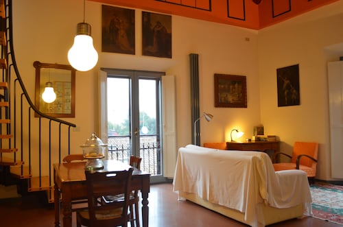 Beautiful and spacious apartment, with garage, in an ancient building in the city center. - Ferrara
