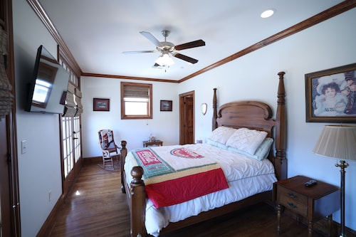Downtown natchitoches house with private balconies! - Natchitoches