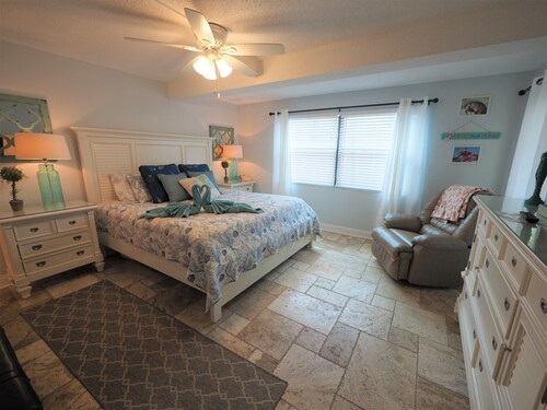 On beach! all remodeled!! nice pool. free beach chairs,lots of activities area - Siesta Key