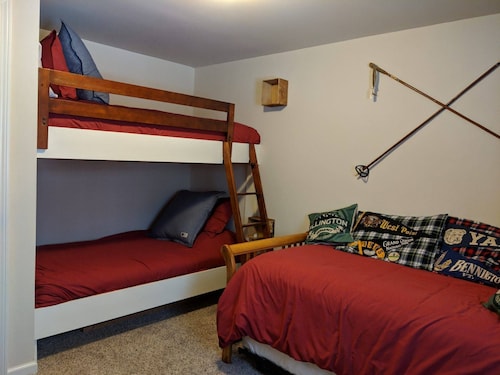 Private renovated 3 bedroom 2 bath sleeps 8. 5 minutes to killington! - Killington