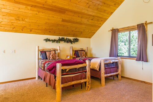 Gorgeous mountain cabin on 35 acres! hot-tub & spectacular views of pikes peak! - 