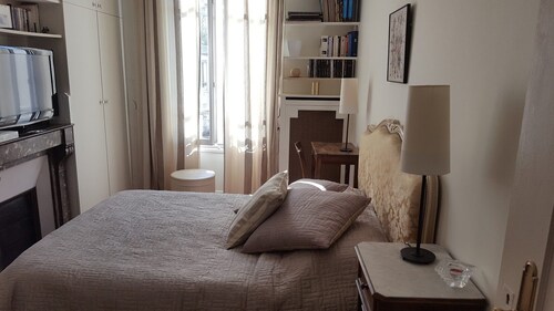 Appartement typiquement parisien dans immeuble haussmannien - Fontenay-sous-Bois