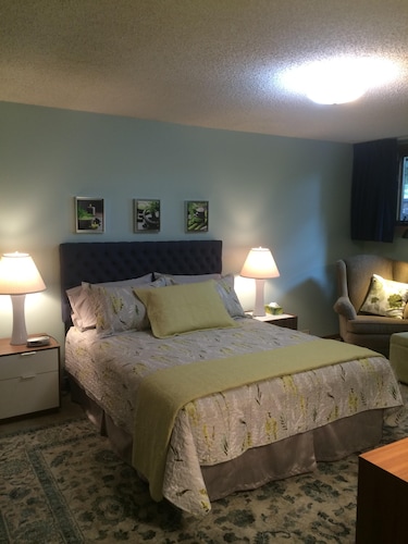 Forget the dreary hotel room & come home to wendy's place!  business or pleasure - Alberta
