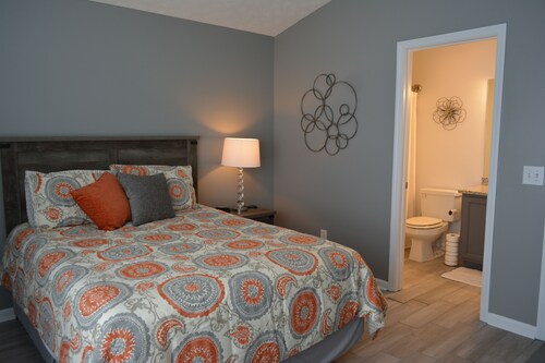 Location! location! location!  check out this beautiful 4 bedroom condo! - Auburn, AL