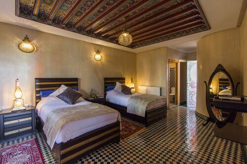 Superbe chambre lits jumeaux luxueuse à la piscine du palais houyam - Fès