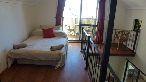 Funky large one bed apartment with balcony and great outdoor dinning - Perth