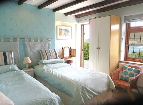 Overlooking the beach with spectacular uninterrupted sea views. private parking - St Agnes