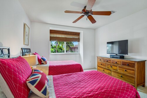 Beautiful villa just steps from pool. long term and senior discounts available. - Hawaii