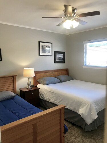 Professionally cleaned home w/2 living rooms and king suite - Fresno, CA