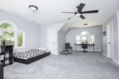Modern  updated home. perfect for family or corporate gatherings {sleeps 8} - Wesley Chapel, NC