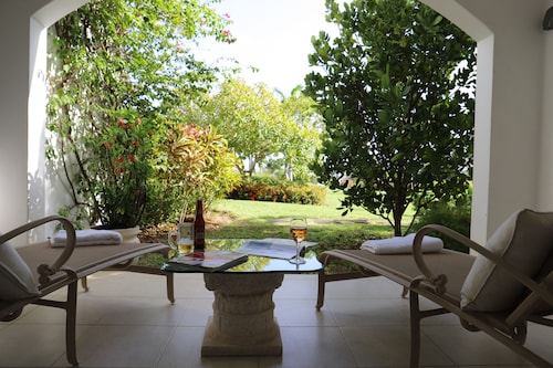Mooie afgelegen villa met uitzicht over de golfbaan naar de caribische zee. - Barbados