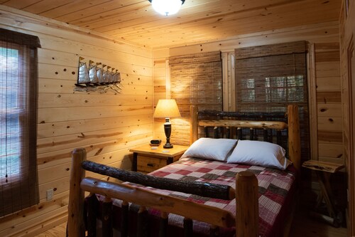 Luxury cedar cabin on the lake with heated pool & hot tub. close to ski resort - Michigan