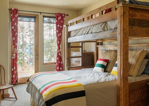 Marvelous ski-in/ski-out townhome with breathtaking views and private hot tub - Big Sky