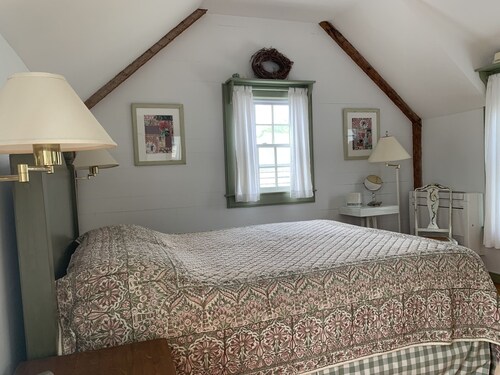 Perfect family getaway, updated  with cape cod charm.  relax on private beach - New Seabury, MA